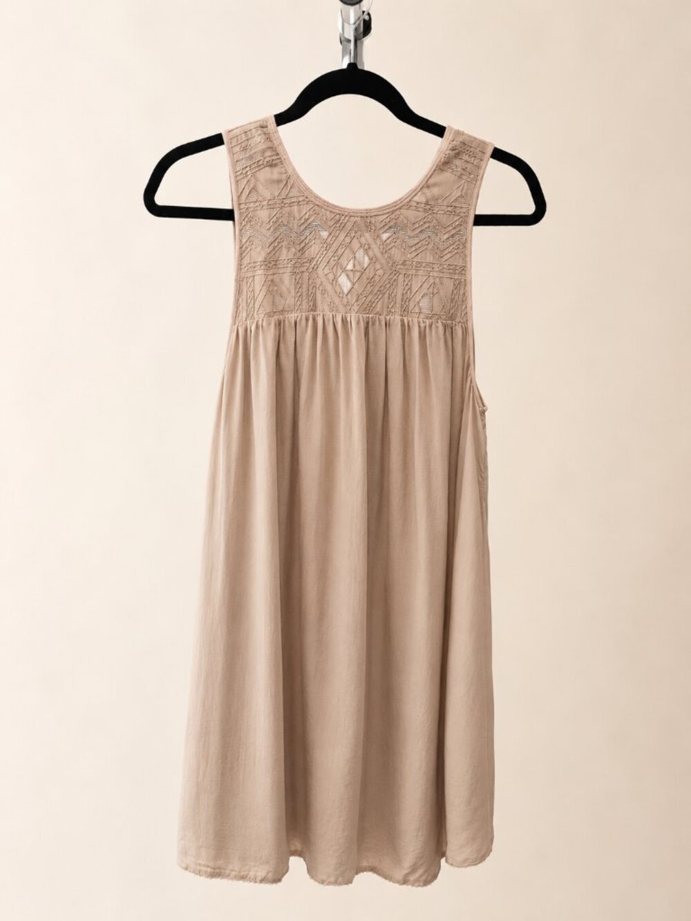 Aritzia Wilfred Embroidered Sleeveless Swing Dress XS Beige - fits small/medium